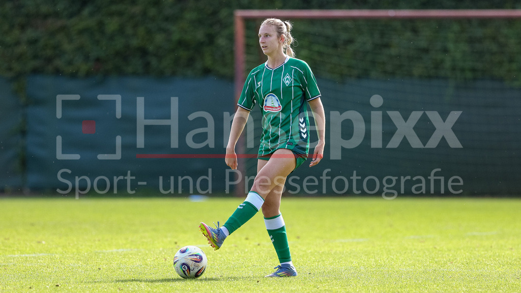 Fussball, Testspiel Frauen, SV Werder Bremen - SC Heerenveen | Kaylie Ronan (SV Werder Bremen, 4) am Ball, Freisteller, Einzelbild, Ganzkörper, Aktion, Action, Spielszene