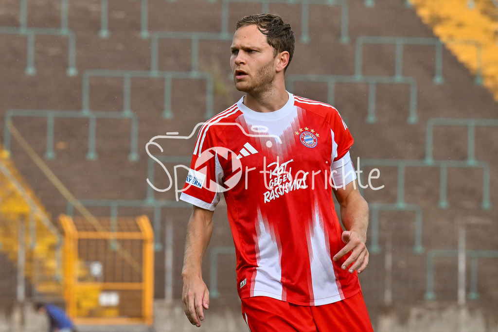 FC Augsburg II - FC Bayern Amateure | im Bild Benno SCHMITZ (FC Bayern Muenchen II 6) / Einzelfoto / Freisteller / Regionalliga Bayern: FC Augsburg II - FC Bayern Muenchen II, Rosenaustadion am 25.07.2025