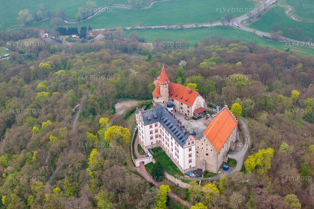 Luftbild: Burganlage der Veste Heldburg in Heldburg im Bundesland Thüringen in Deutschland. Foto: IMG_64140.jpg vom 05.04.2014 durch Werner Riehm/FLY-FOTO.de