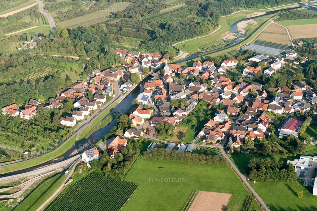 Luftbild: Ortsansicht von Westen im Ortsteil Erlach in Renchen im Bundesland Baden-Württemberg in Deutschland. Foto: P1010107.jpg vom 15.09.2014 durch Werner Riehm/FLY-FOTO.de