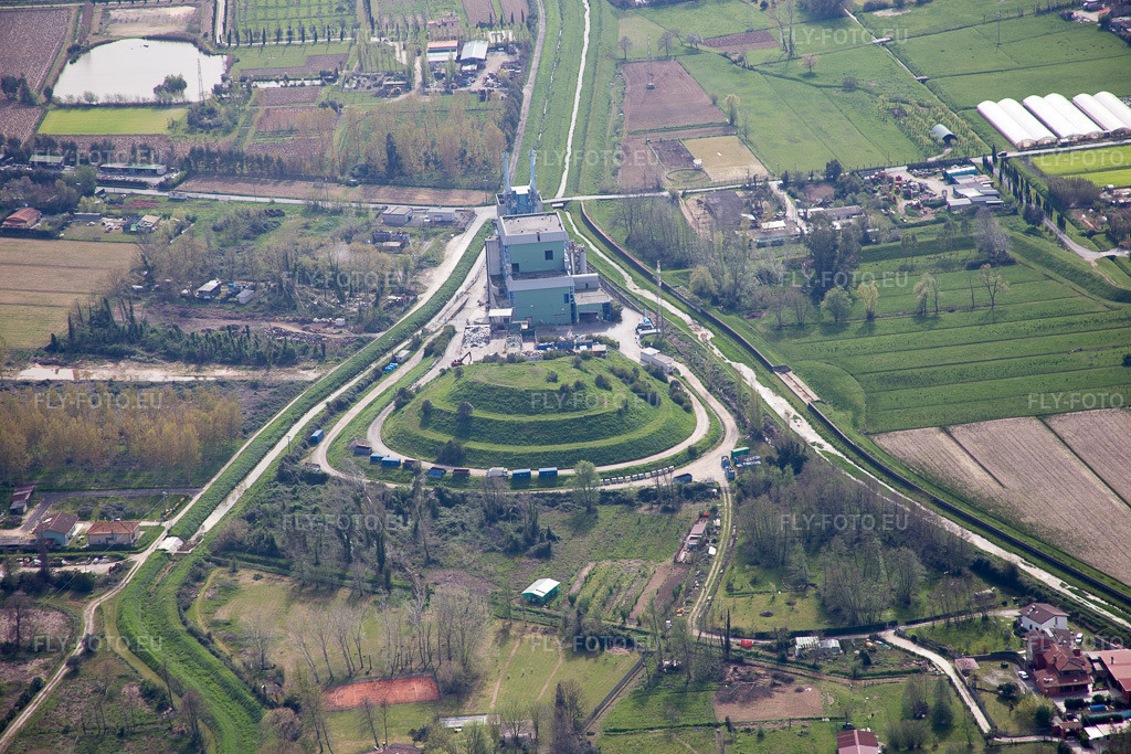Vue aérienne: Vue de la ville à Capezzano Pianore dans le département Toscane, Italie – .Photo: IMG_086946.jpg prise le 03/04/2016 par Werner Riehm/FLY-FOTO.eu – Résolution de l'original: 5472 x 3648 px