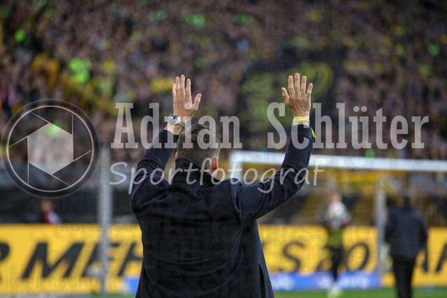 08.05.2026, GER, Fussball, Herren, 1. BL, Saison 2025/2026, Borussia Dortmund - Eintracht Frankfurt | Sebastian Kehl gestikuliert, Gestik bei der Verabschiedung