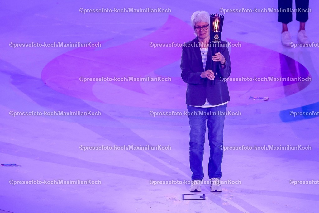 FISU16072501079 | 16.07.2025, Duisburg, FISU World University Games Summer, Rhine-Ruhr 2025, Opening Ceremony, Schauinsland-Reisen-Arena: zeremonieller Höhepunkt - Heide Ecker-Rosendahl trägt die Fackel mit dem Feuer in die Arena Die Flamme des Sports wird entfacht