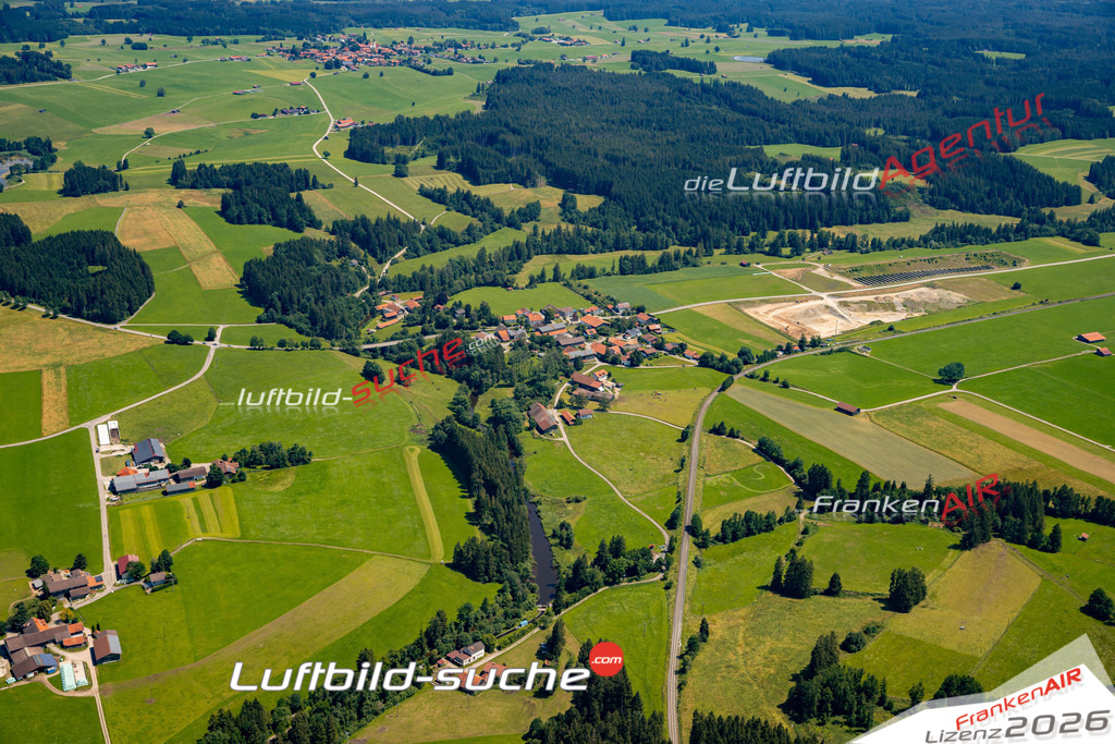 Das Luftbild zeigt : Balteratsried Marktoberdorf - Die Luftaufnahme wurde 2024 vom UL-Flugzeug aus erstellt ( keine Drohne ) - Hochauflösende Luftaufnahme - Für grossformatige Ausdrucke geeignet. Die Geschenkidee !Mit Lizenz und Bildrechte bestellbar