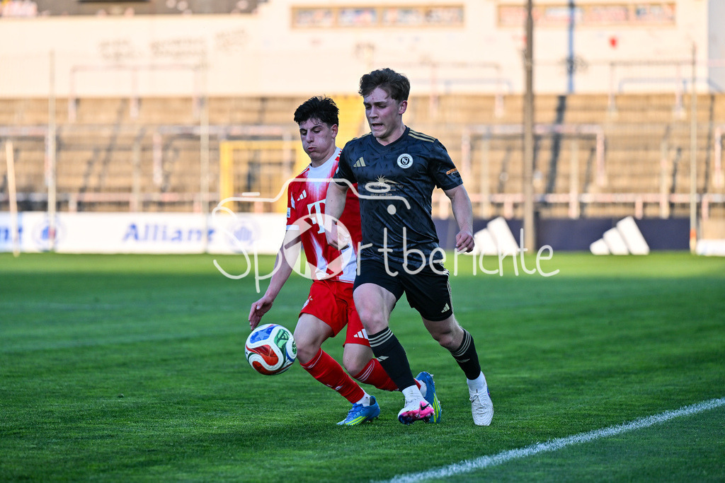 FC Bayern Amateure - SpVgg Ansbach | MUNICH, GERMANY - 17. APRIL: im Duell Deniz OFLI (FC Bayern München II 3) und Nico HAYER (SpVgg Ansbach 28) während dem Match zwischen den Amateuren des FC Bayern München und der SpVgg Ansbach am 29. Spieltag der Regionalliga Bayern im Grünwalder Stadion