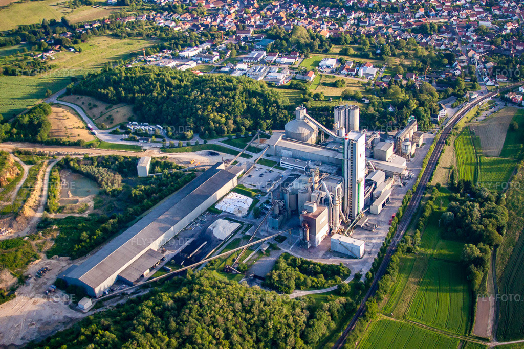 Luftbild: Gelände und Abraum- Flächen Zement- Tagebau und Baustoff- Werk Steinbruch Walzbachtal im Ortsteil Wössingen in Walzbachtal im Bundesland Baden-Württemberg in Deutschland. Foto: IMG_57845.jpg vom 14.06.2013 durch Werner Riehm/FLY-FOTO.de