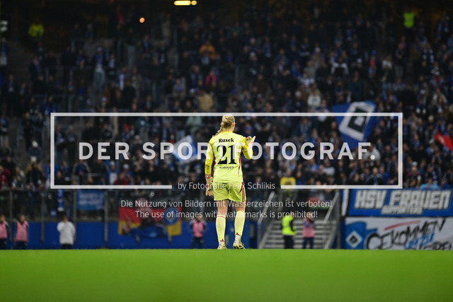 Fußball I Frauen I Saison 2025-2026 I Bundesliga I 10. Spieltag I Hamburger SV - 1. FC Nürnberg I 48120 | Klara Svensson Senelius (2, 1. FC Nürnberg) vor den Hamburger SV Frauen Fans - Realisiert mit Pictrs.com