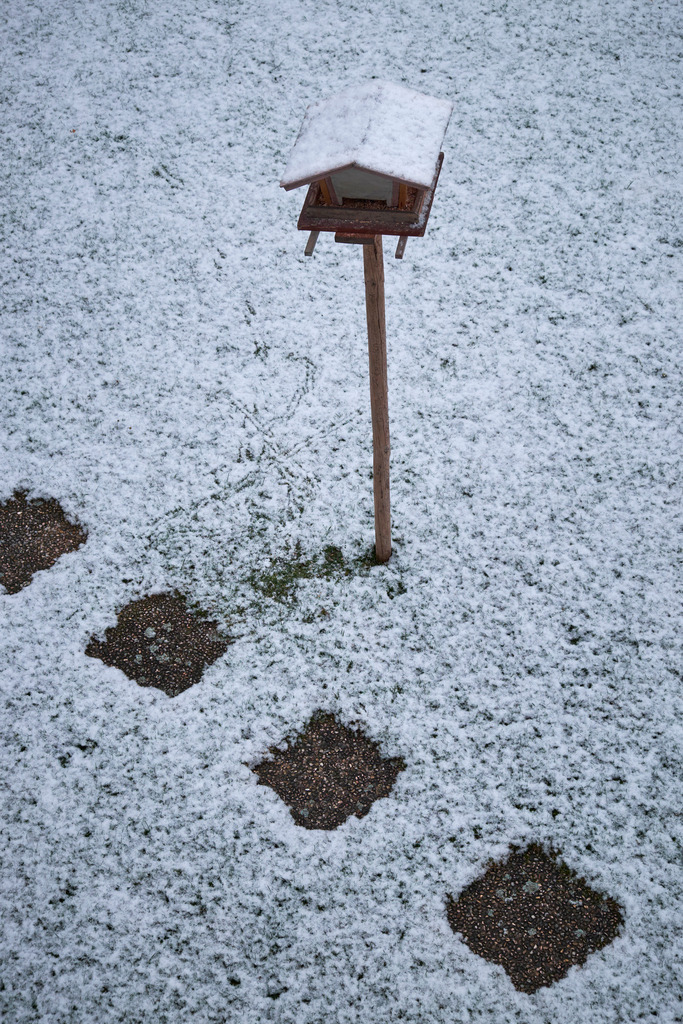 Vogelhaus im Schnee | Rohrbrunn, Austria - December 25, 2014: Vogelhaus im Rasen mit leichter Schneedecke von oben fotografiert. - Realisiert mit Pictrs.com