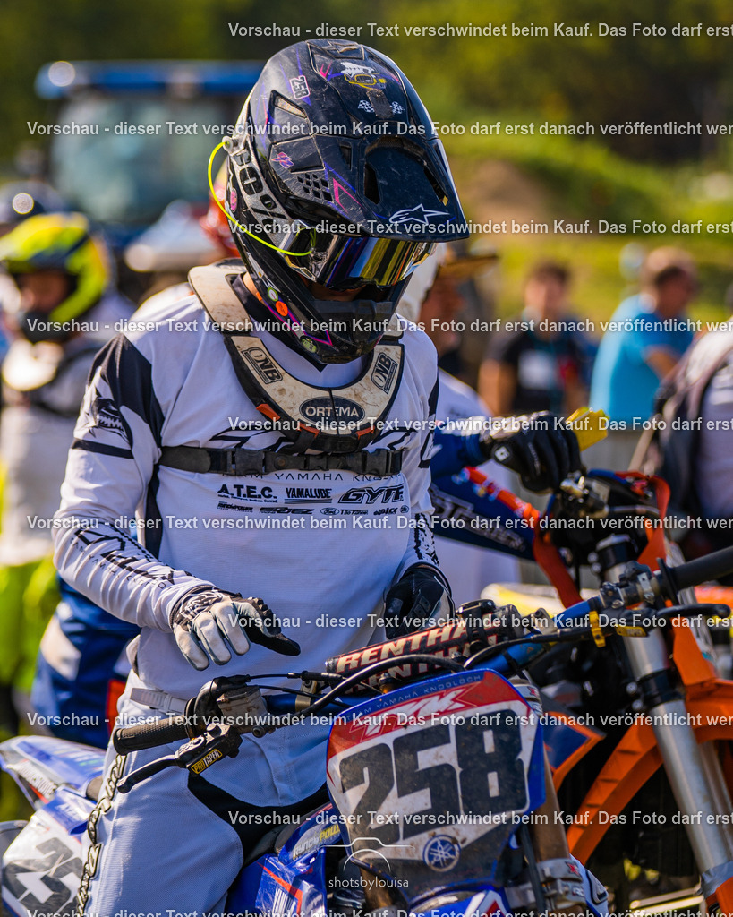 09_21_LM_Schenkenhorst-9044 | Sportfotografin aus Berlin-Brandenburg mit Fokus auf Motocross. Ich halte deine sportliche Leistung und echte Emotionen auf und neben der Strecke professionell fest. Entdecke die Fotos von deinem Rennen und bestelle sie direkt hier im Shop.