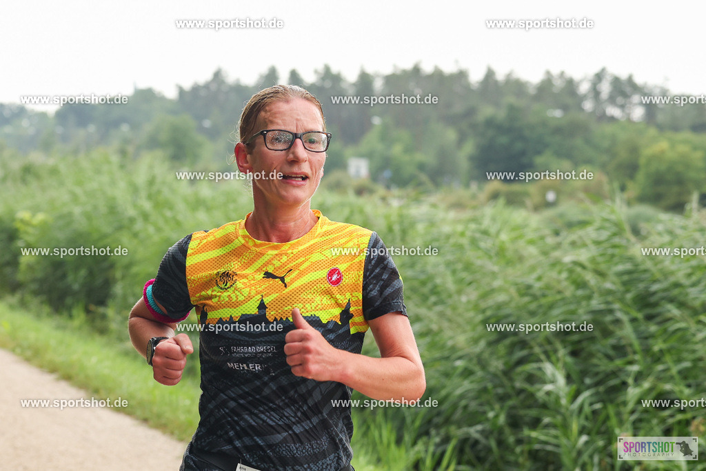 LUR_1744 | 34. M-net Erlanger Triathlon 2025 #erlangertriathlon  #mnettriathlon2025 #mnettriathlon #team #olympischedistanz #mitteldistanz #triathlon #maindonaukanal  #erlangertriathlon2025 #yourpictrs #tv1848 #tv1848erlangen  #triathlonbayern #sportinerlangen #demsportverbunden #sportshot_your_pictrs Copyright: www.sportshot.de