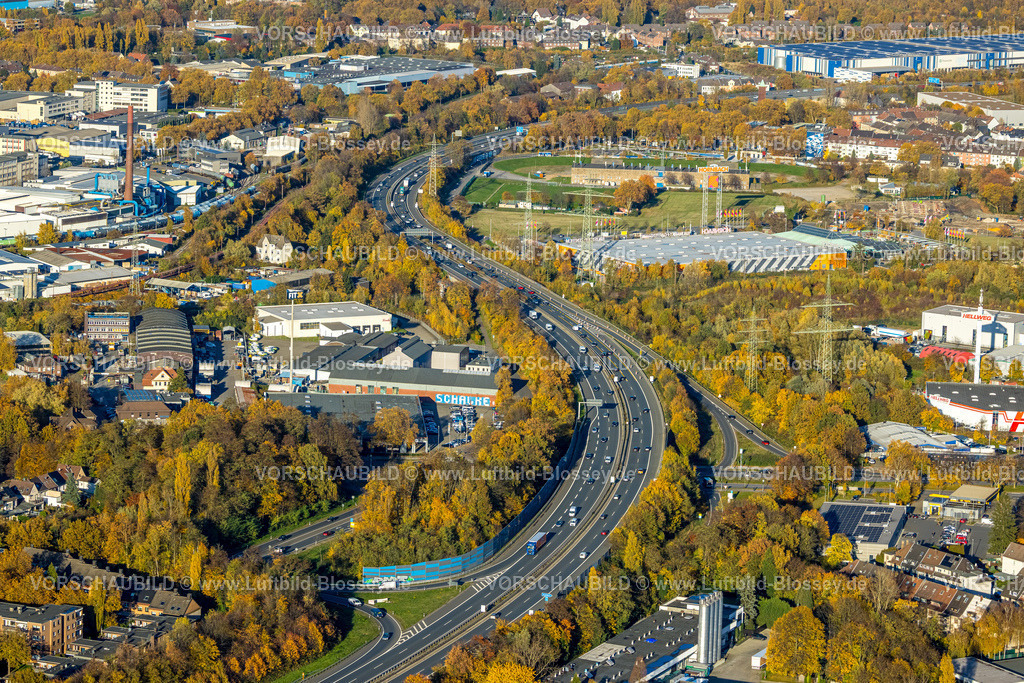 Gelsenkirchen251103133 | Luftbild, Schlangenförmige Straßenführung der Autobahn A42 von Anschlussstelle Gelsenkirchen-Zentrum bis Kampfbahn Sportplatz Glückauf, Hornbach Baumarkt, Schalke, Gelsenkirchen, Ruhrgebiet, Nordrhein-Westfalen, Deutschland