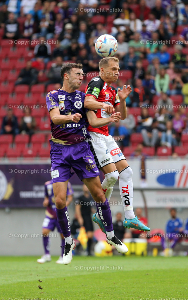 A_LUI_130822_0002 | SPORT,FUSSBALL,ADMIRAL BUNDESLIGA AUSTRIA KLAGENFURT-SV GUNTAMATIC RIED 14.08.2022 IM BILD: ANDREW IRVING (KLAGENFURT) UND CHRISTOPHER MONDSCHEIN (RIED FOTO: FOTOLUI/MARIO WIMMER