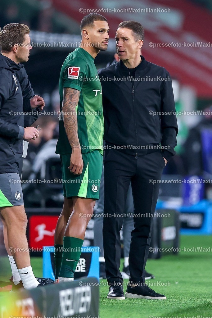 BMG13122502180 | 13.12.2025, Fußball, Borussia Mönchengladbach - VfL Wolfsburg, 1. Fußball Bundesliga, 14.Spieltag, Borussia-Park, Saison 2025 2026: Vini Souza&nbsp;(VfL Wolfsburg #05) im Gespräch mit Interimstrainer Daniel Bauer (VfL Wolfsburg #hc) an der Seitenlinie  DFB regulations prohibit any use of photographs as image sequences and or quasi-video.