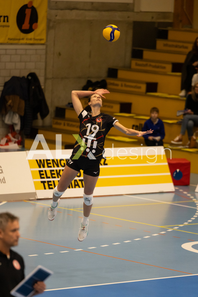 Volleyball I Frauen I Saison 2025-2026 I CEV Volleyball Challenge Cup 2026 | Women I 16th Finals I VC Kanti Schaffhausen - TJ Ostrava I 03.12.2025 | TJ Ostrava - 19 Petra Kojdová (CZ) – Außenangriff - Realisiert mit Pictrs.com