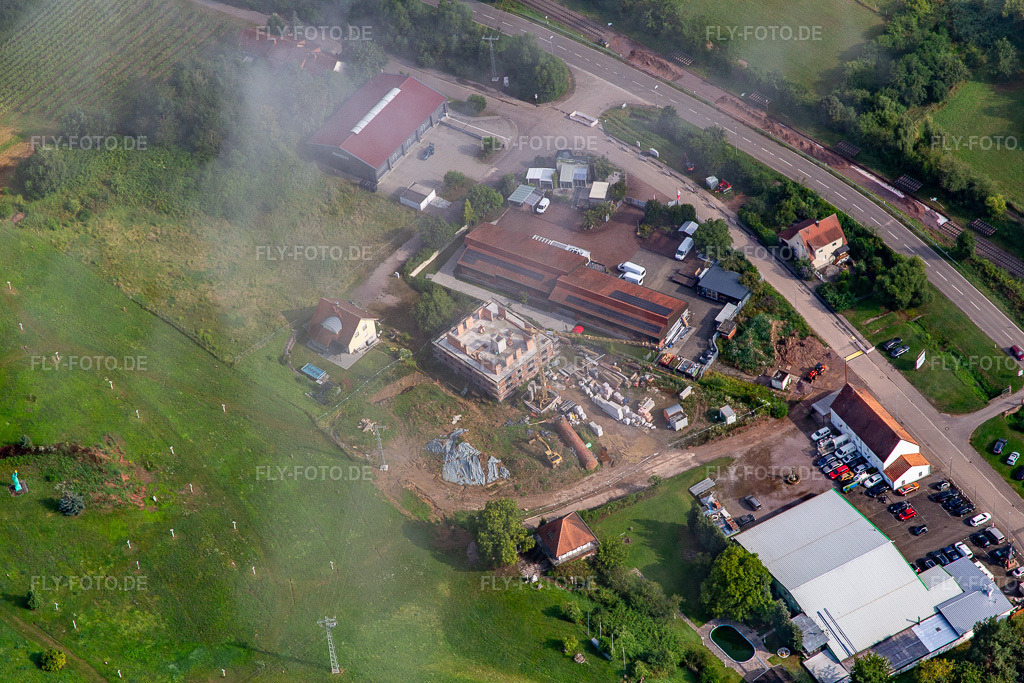 Luftbild: Baustelle für Merhfamilienhaus an der Kolchenbachstraße in Albersweiler im Bundesland Rheinland-Pfalz in Deutschland. Foto: IMG_142968.jpg vom 03.08.2024 durch Werner Riehm/FLY-FOTO.de