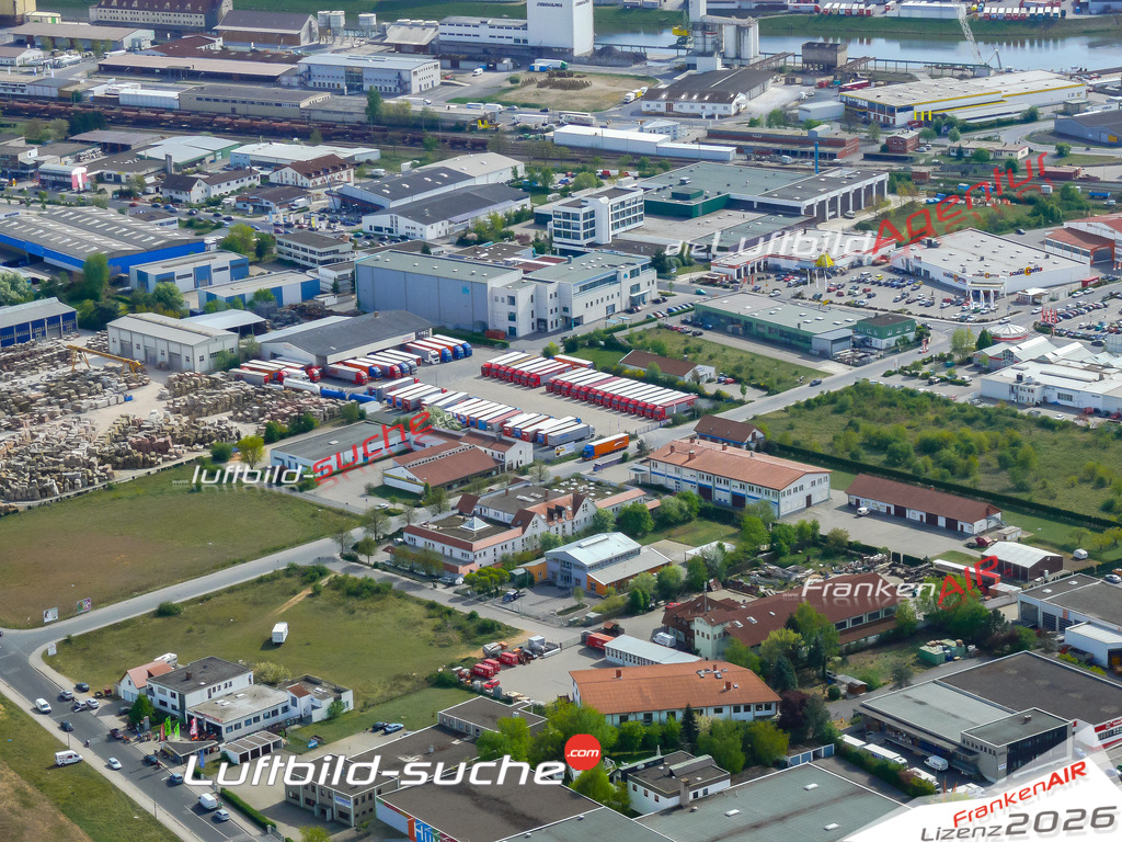 Die Luftaufnahme der Stadt Hallstadt wurde vom UL-Flugzeug heraus erstellt ( keine Drohne )- hohe Auflösung für beste Qualität