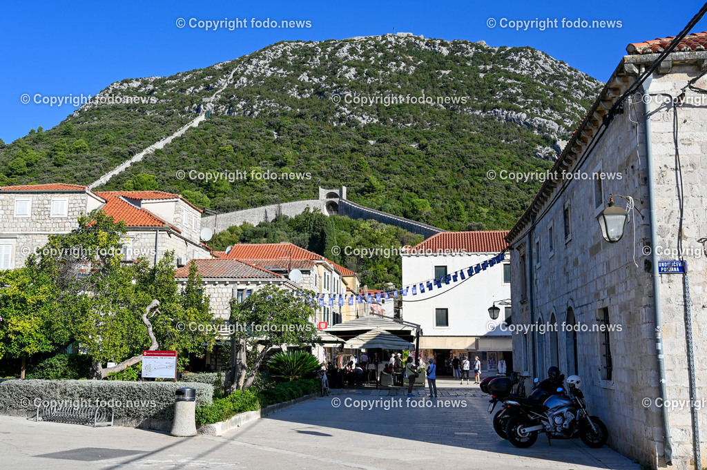 Kroatien_ Ston_ 12.10.2023-5 | 12.10.2023, Kroatien, HRV, Ston im Bild Stadtansichten, Gebauede, Mauer, Gastronomie, Tourismus, Touristen, Sehenswuerdigkeiten

Ston ist eine Kleinstadt auf der Halbinsel Pelješac im Sueden Kroatiens. Sie gehoert zur Gespanschaft Dubrovnik-Neretva. Die Befestigungen um die Stadt kontrollierten den Zugang zum Pelješac.