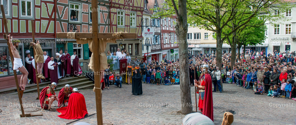 Passionspiel21 | Karfreitagsprozession der italienischen Gemeinde in der Bensheimer Innenstadt, Jesusdarsteller ist Julian Laux, Bild: Thomas Neu