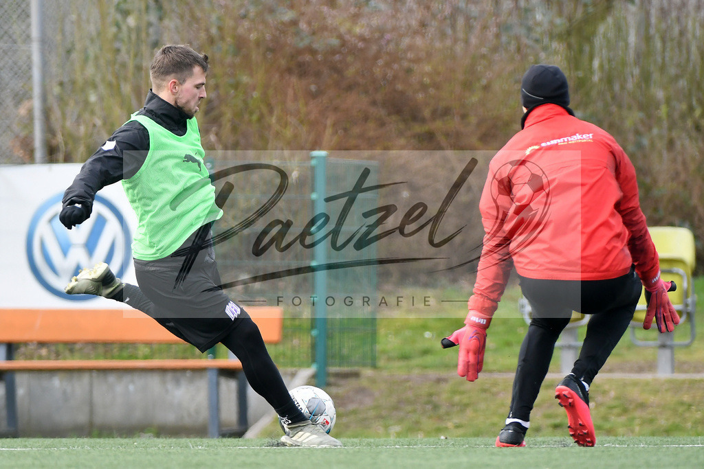 20200302_TRAOSN_0011 | Fussball, Herren: Kevin Wolze (VfL Osnabrueck) in Aktion, am Ball, Einzelaktion waehrend der Trainingseinheit des VfL Osnabrueck im Sportpark Illoshoehe am 02.03.2020 in Osnabrueck, Deutschland. - Realisiert mit Pictrs.com
