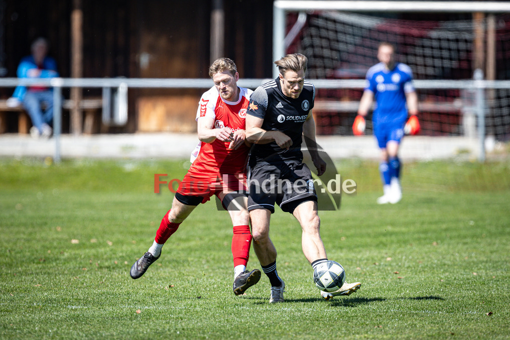 SV Raisting gegen SV Pullach | Fußball Herren Bezirksliga Oberbayern Süd 2025/26 25. Spieltag, SV Raisting gegen SV Pullach, 20260411,Zweikampf,2026-04-11 in Raisting (Raiffeisen Arena Raisting), Viktor NEVELING (SV Raisting 14), Maximilian STAPF (SV Pullach 23)Copyright: WolfgangxLindner www.foto-lindner.de