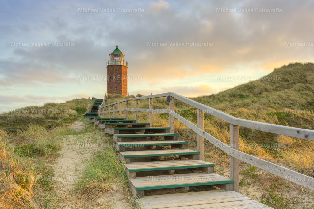 Quermarkenfeuer Rotes Kliff | Blick entlang der Treppe zum Quermarkenfeuer Rotes Kliff in Kampen bei Sonnenuntergang. - Realisiert mit Pictrs.com