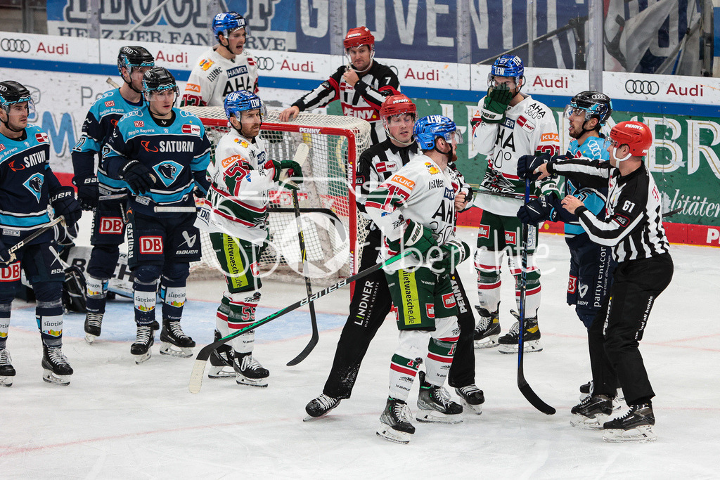 ERC Ingolstadt - Augsburger Panther | Fabio WAGNER (ERC #5) und Ryan KUFFNER (AEV #17) haben sich in den Haaren