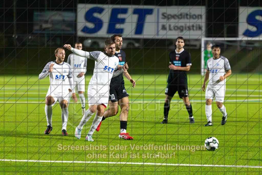20261008_195401_0163_(c)_by_PhotoPeet | #,TSV Eschenbach (weiß) vs. SV Ebersbach (schwarz), Fußball, Bezirkspokal der Herren, Saison 2026/2027, Kunstrasenplatz, Schlater Straße, 73107 Eschenbach, 08.10.2026 - 19:30 Uhr,Foto: PhotoPeet / Sport- &amp; Eventfotografie / Peter Harich