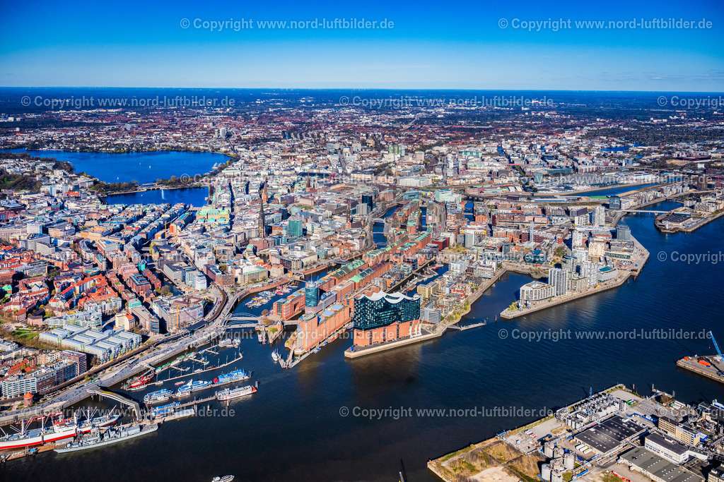 Hamburg_Hafen_Panorama_bis_Alster_ELS_4556060425 | HAMBURG 06.04.2025 Stadtansicht am Ufer des Flußverlaufes der Norderelbe im Ortsteil HafenCity mit der Elbphilharmonie in Hamburg, Deutschland. // City view on the banks of the river course of the Norderelbe in the district HafenCity with the Elbphilharmonie in Hamburg, Germany. Foto: Martin Elsen