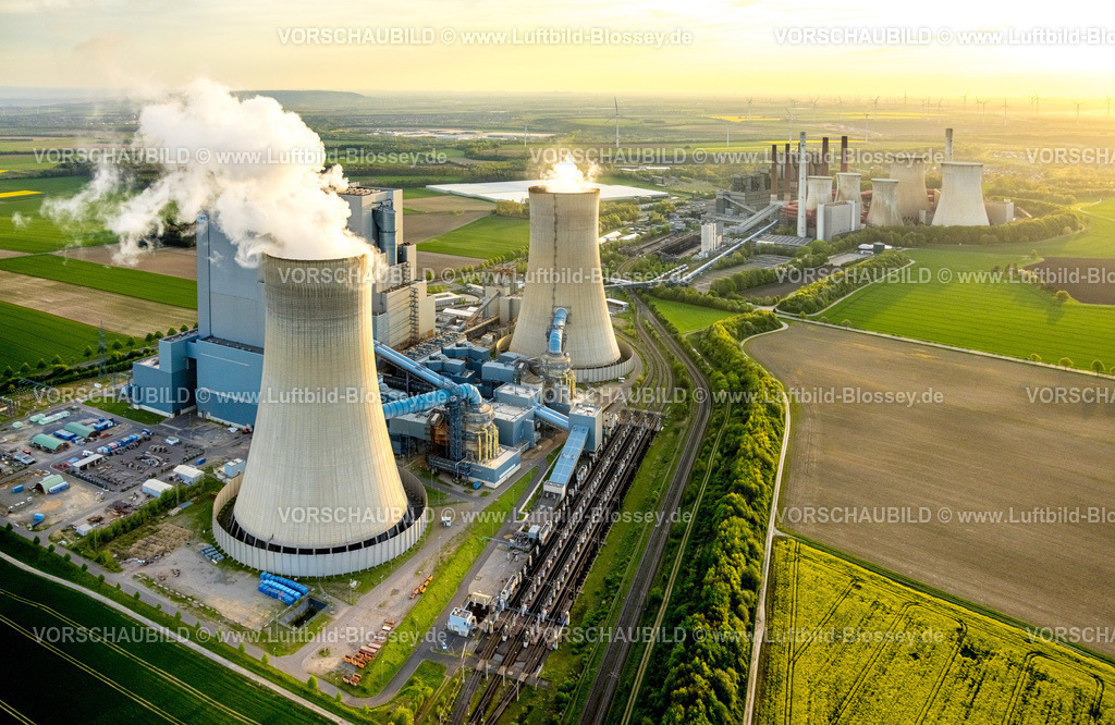 Grevenbroich240403978NeurathRWE_PowerKraftwerkNeurathBOA 2_3 | Luftbild, RWE Power AG Braunkohlenkraftwerk Neurath BoA 2 und 3 im Gegenlicht, die Abendsonne über Wiesen und Feldern, hinten ein Windräderpark, Neurath, Grevenbroich, Rheinland, Nordrhein-Westfalen, Deutschland