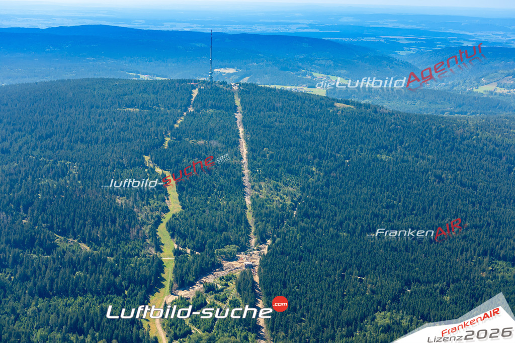 Das Luftbild zeigt : Ochsenkopf Piste Nord Bischofsgrüner Forst - Die Luftaufnahme wurde 2023 vom UL-Flugzeug aus erstellt ( keine Drohne ) - Hochauflösende Luftaufnahme - Für grossformatige Ausdrucke geeignet. Die Geschenkidee !Mit Lizenz und Bildrechte bestellbar