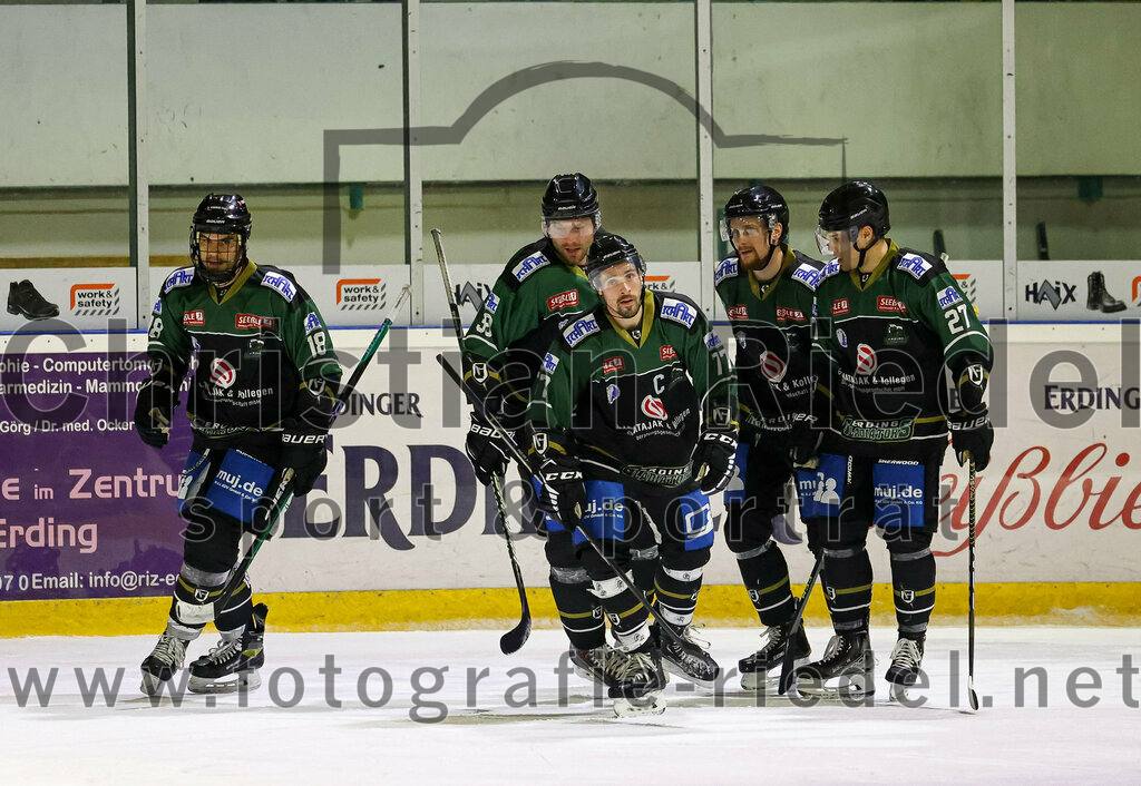 2023-01-13_048_TSV_Erding_gegen_VfE_Ulm-Neu-Ulm | Erding, Deutschland, 13.01.2023:
Eishockey, Bayernliga 2022 / 2023, 27. Spieltag, TSV Erding gegen VfE Ulm/Neu-Ulm, Endergebnis: 

Daniel Krzizok (Erding Gladiators, #18), Thomas Plihal (Erding Gladiators, #39), Philipp Michl (Erding Gladiators, #77), Roni Rukajärvi (Erding Gladiators, #61), Mark Waldhausen (Erding Gladiators, #27)

Foto: Christian Riedel / fotografie-riedel.net