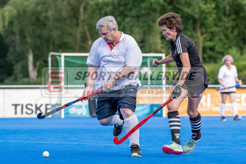 SFE_20240817_0144 | Krefeld, Deutschland, 17.08.2024:  European Cup for Recreational Hockey Players im KTHC Stadion Rot-Weiss Köln Tennis and Hockey Club am 17.08.2024 in Krefeld, Deutschland. (Foto von Stephan Fehrmann)Krefeld, Germany, 17.08.2024: European Cup for Recreational Hockey Players in KTHC Stadion Rot-Weiss Köln Tennis and Hockey Club at 17.08.2024 in Krefeld, Deutschland. (Foto from Stephan Fehrmann)