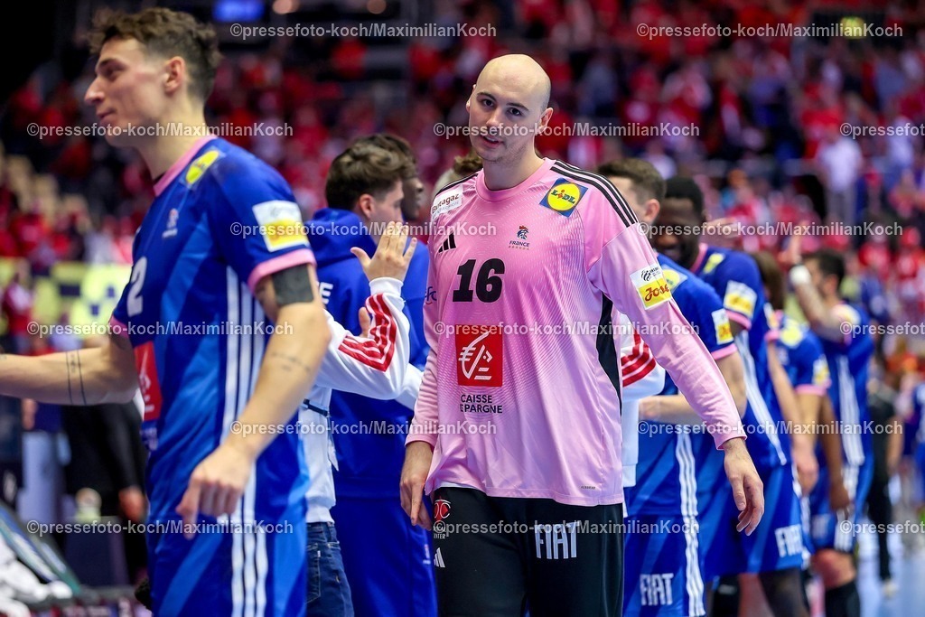 EHF24012601138 | 24.01.2026, Handball, Men's EHF EURO 2026, Frankreich - Portugal, Jyske Bank Boxen in Herning, Dänemark, Main Round: Abschlussjubel nach dem Sieg der Franzosen gegen Portugal.  Charles Bolzinger (France #16)