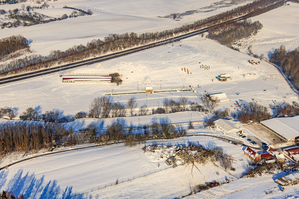 Vue aérienne: Haras de la Née en hiver, sous la neige à Mothern dans le département Bas Rhin, France – .Photo: IMG_36167.jpg prise le 02/01/2011 par Werner Riehm/FLY-FOTO.eu – Résolution de l'original: 4425 x 2950 px