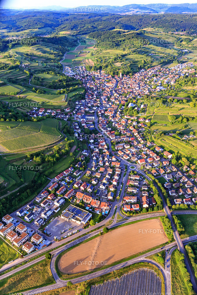 Winzerortansicht aus Südwesten | Luftbild: Winzerortansicht aus Südwesten in Malterdingen im Bundesland Baden-Württemberg in Deutschland. Foto: IMG_147428.jpg vom 29.05.2025 durch Werner Riehm/FLY-FOTO.de - Realisiert mit Pictrs.com