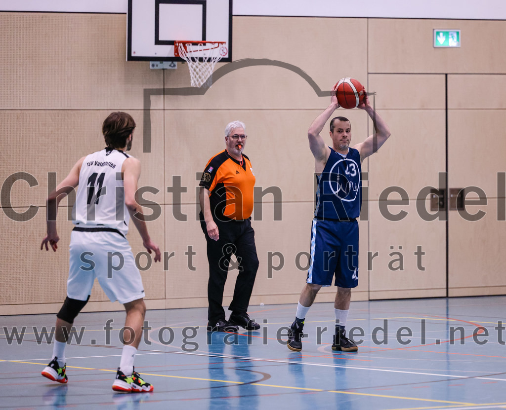 2022-04-03_046_TSV_Vaterstetten_gegen_SV_Weissblau-Allianz_Muenchen | Vaterstetten, Deutschland, 03.04.2022:
Basketball, Bezirksoberliga Herren 2021 / 2022, 14. Spieltag, TSV Vaterstetten gegen SV Weißblau-Allianz München, Endergebnis: 86:54

Finn Liebig (TSV Vaterstetten, #11), Maximilian Tedschemacher (SV Weißblau-Allianz München, #43)

Foto: Christian Riedel / fotografie-riedel.net