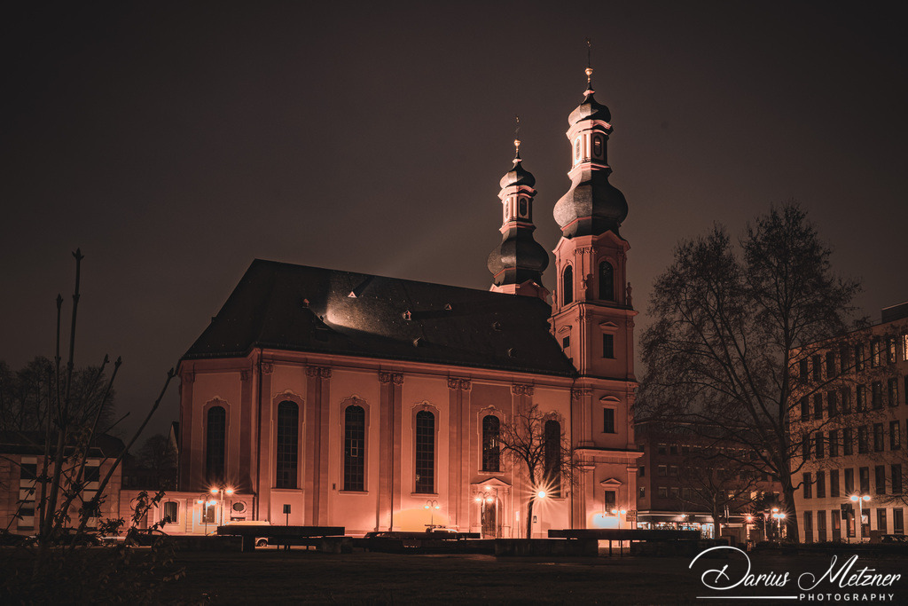 St. Peter in Mainz | Die St. Peter Kirche in Mainz am Rhein. Aufgebaut, abgerissen, versetzt. Die Historie der Pfarrkirche St. Peter mit den Zwiebelturmzwillingen ist bewegt. Sie ist eine der ältesten Kirchen von Mainz und wurde 1989 nach mehr als zehnjähriger Restaurierung für die Gemeinde wieder eröffnet.
