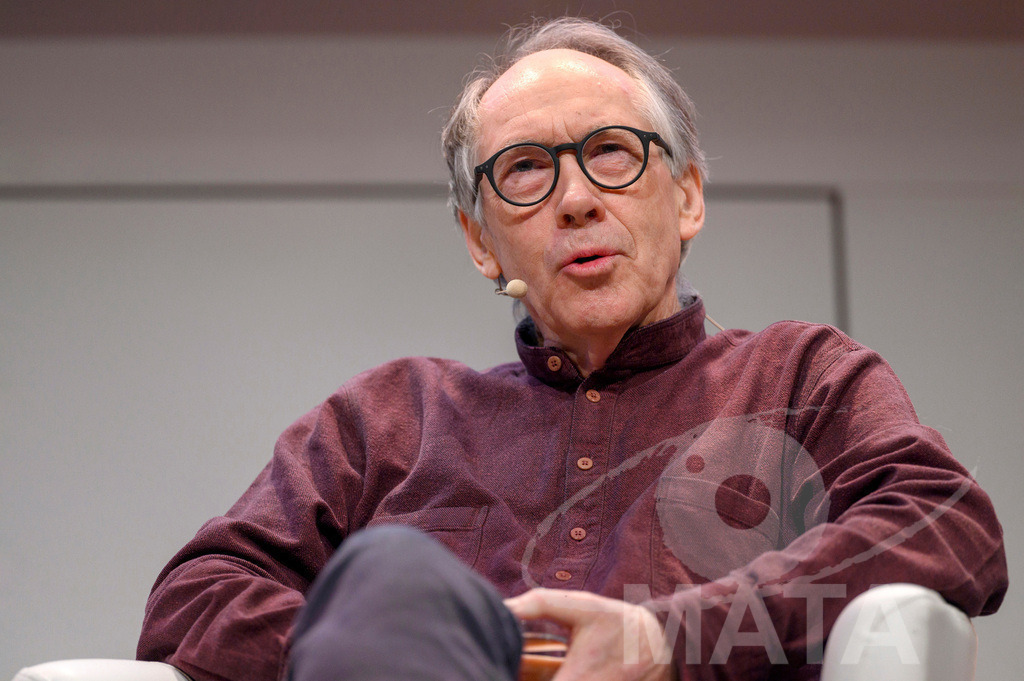 _DWA4834 | Ian McEwan bei der lit.Cologne 2023 Veranstaltung 'Ian McEwan. Ein Jahrhundertschriftsteller gibt Auskunft' in der Flora Köln.. Köln, 07.03.2023 - Realisiert mit Pictrs.com