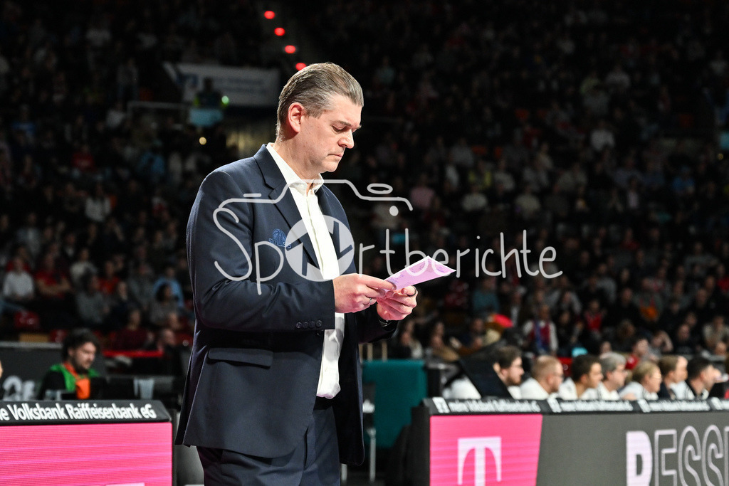 FC Bayern München - Skyliners Frankfurt | MUNICH, GERMANY - 17. FEBRUARY: im Bild Klaus PERWAS Trainer Skyliners Frankfurt / Einzelfoto / Freisteller während dem Spiel zwischen dem FC Bayern München und den Skyliners Frankfurt am 21. Spieltag der easyCredit BBL im BMW Park