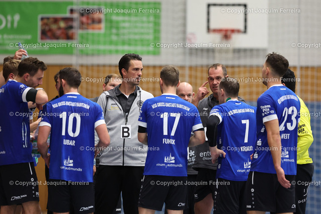 msgvshan_1093 | despor 2022.10.23 HB Männer Oberliga MSG Umstadt/Habitzheim - HSG Hanau II emspor, emonline, despor,  v.l., Trainer Oliver Schulz (MSG Umstadt/Habitzheim) gibt Anweisungen, gestikuliert, mit den Armen gestikulieren gives instructions, gesticulate. 
 - Realisiert mit Pictrs.com