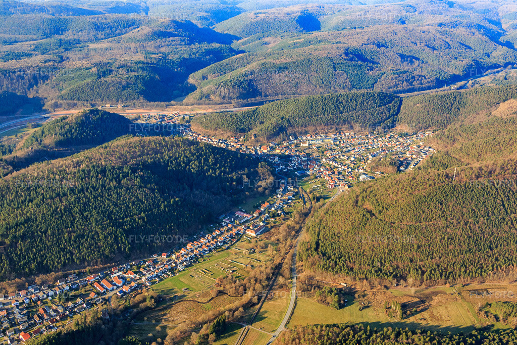 Luftbild: Ortsansicht in Hinterweidenthal im Bundesland Rheinland-Pfalz in Deutschland. Foto: IMG_086775.jpg vom 26.03.2016 durch Werner Riehm/FLY-FOTO.de