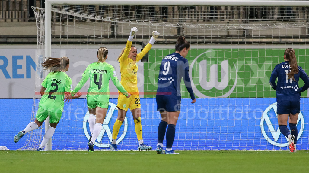 Fussball, UEFA Womens Champions League, VfL Wolfsburg - Paris FC | v.li.: Lynn Wilms (VfL Wolfsburg, 2), Kathrin Hendrich (Kathy, VfL Wolfsburg, 4) und Lisa Schmitz (Torhüterin, Torwart, VfL Wolfsburg, 22) mit Jubel, Freude über den gehaltenen 11 Meter, Elfmeter, 11m, Strafstoß, pariert den Ball, Parade, Glanzparade, hält den Ball, Action, Aktion