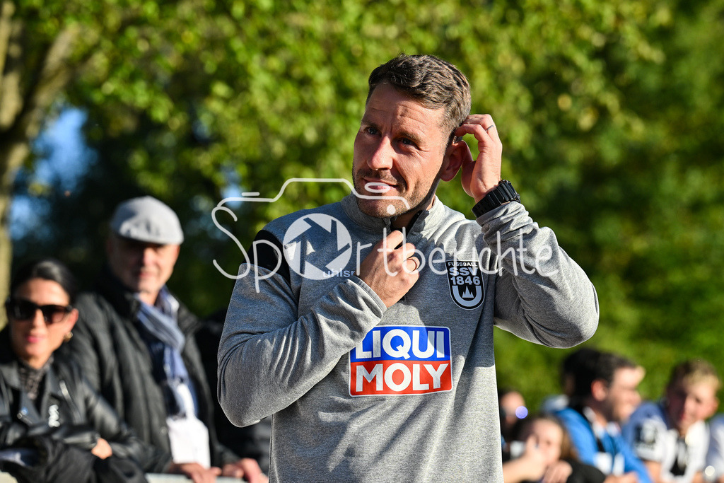 FC Augsburg - SSV Ulm 1846 Fussball | im Bild Mortiz GLASBRENNER Trainer SSV Ulm / Einzelfoto / Freisteller / Testspiel: FC Augsburg - SSV Ulm 1846 Fussball; TSV Burgau Sportzentrum am 08.10.2025