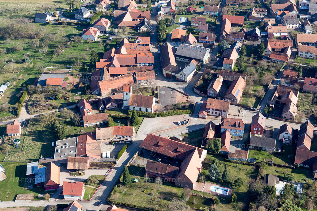Vue aérienne: Vue de la ville à Ettendorf dans le département Bas Rhin, France. Photo: IMG_097523.jpg prise le 16/03/2017 par Werner Riehm/FLY-FOTO.eu – Résolution de l'original: 5472 x 3648 px