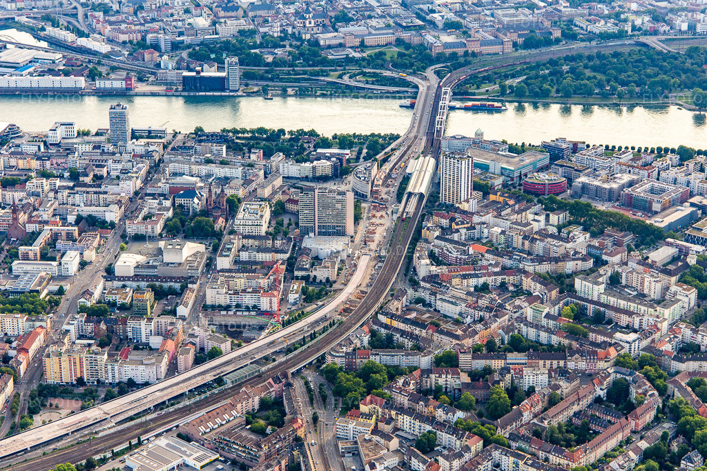 Luftbild: Hochstraße Nord (B37) und Bahntrasse von Westen zur Konrad-Adenauer-Brücke über den Rhein im Abriss/Neubau im Ortsteil Süd in Ludwigshafen im Bundesland Rheinland-Pfalz in Deutschland. Foto: IMG_142806.jpg vom 19.07.2024 durch Werner Riehm/FLY-FOTO.de