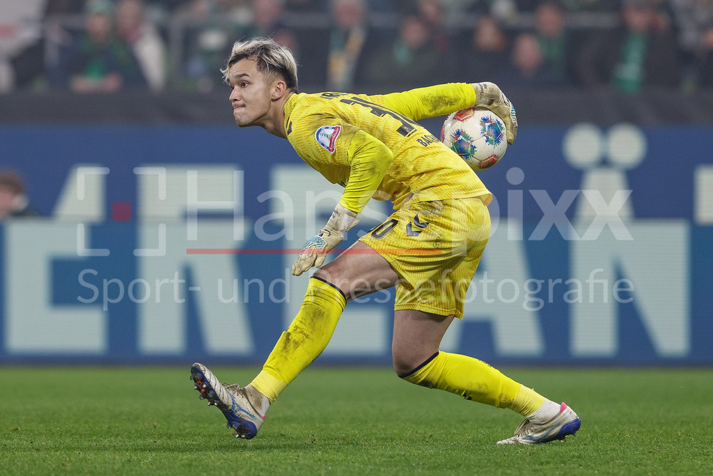 Fussball, Bundesliga, SV Werder Bremen - VfL Wolfsburg | Mio Backhaus (Torhüter, Torwart, SV Werder Bremen, 30) am Ball, Freisteller, Einzelbild, Ganzkörper, Aktion, Action, Spielszene, DIE DFL-RICHTLINIEN UNTERSAGEN JEGLICHE NUTZUNG VON FOTOS ALS SEQUENZBILDER UND/ODER VIDEOÄHNLICHE FOTOSTRECKEN. DFL REGULATIONS PROHIBIT ANY USE OF PHOTOGRAPHS AS IMAGE SEQUENCES AND/OR QUASI-VIDEO.