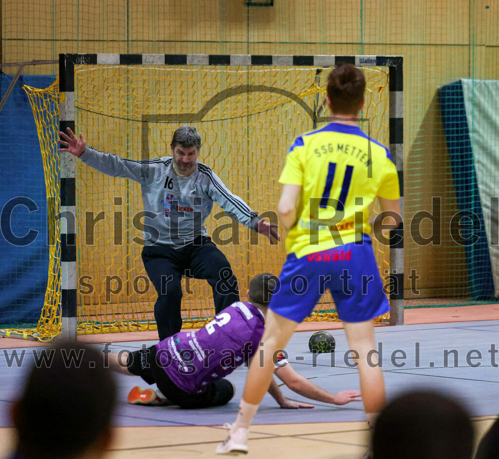 2023-03-11_021_SpVgg_Altenerding_gegen_SSG_Metten | Erding, Deutschland, 11.03.2023:
Handball, Bezirksoberliga Männer 2022 / 2023, 17. Spieltag, SpVgg Altenerding gegen SSG Metten, Endergebnis: 26:22

Matthias Elgeti (SSG Metten, #16), Joseph Wyhnalek (SpVgg Altenerding, #2), Jan Friedrich (SSG Metten, #11)

Foto: Christian Riedel / fotografie-riedel.net