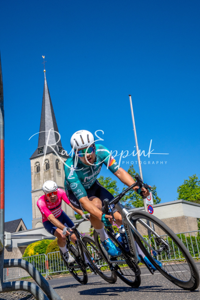 Spurt in den Mai 2026 - Großer Preis der Sparkasse Neuss | Annual one-day road cycling race "Großer Preis der Sparkasse Neuss" held in Büttgen, Germany, organized by VfR Büttgen 1912 e.V. The event features multiple races across all age categories from U11 youth to Elite men. - Realisiert mit Pictrs.com