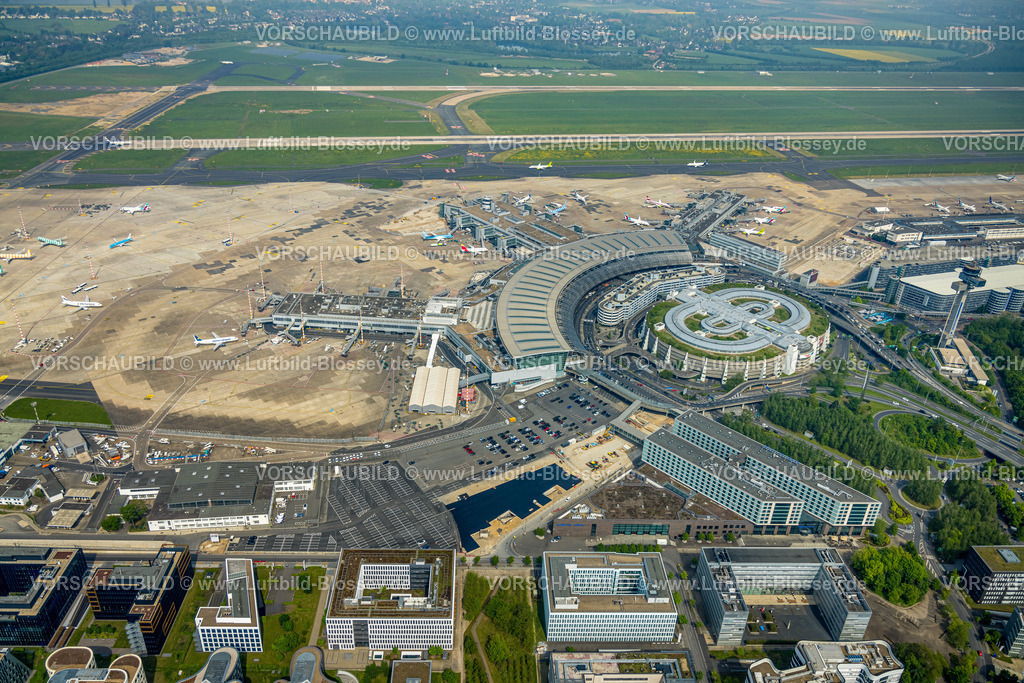 Duesseldorf240500792 | Luftbild, Internationaler Flughafen Düsseldorf, DUS Airport, Startbahn und Landebahn mit Empfangsgebäude, Lohausen, Düsseldorf, Rheinland, Nordrhein-Westfalen, Deutschland