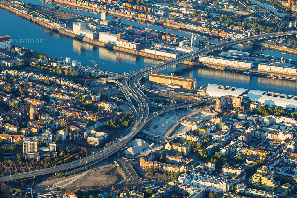 Luftbild: Baustelle zum Abriss der Hochstraße Nord (B44) für die geplanten Helmut-Kohl-Allee und Auffahrt zur gesperrten Kurt-Schumacher-Brücke nach Sprengung des Würfelbunkers und Abriss des Rathaus-Centers im Ortsteil Mitte in Ludwigshafen im Bundesland Rheinland-Pfalz in Deutschland. – Foto: IMG_159691.jpg vom 06.10.2026 durch Werner Riehm/FLY-FOTO.de – Auflösung des Originals: 5529 x 3686 px